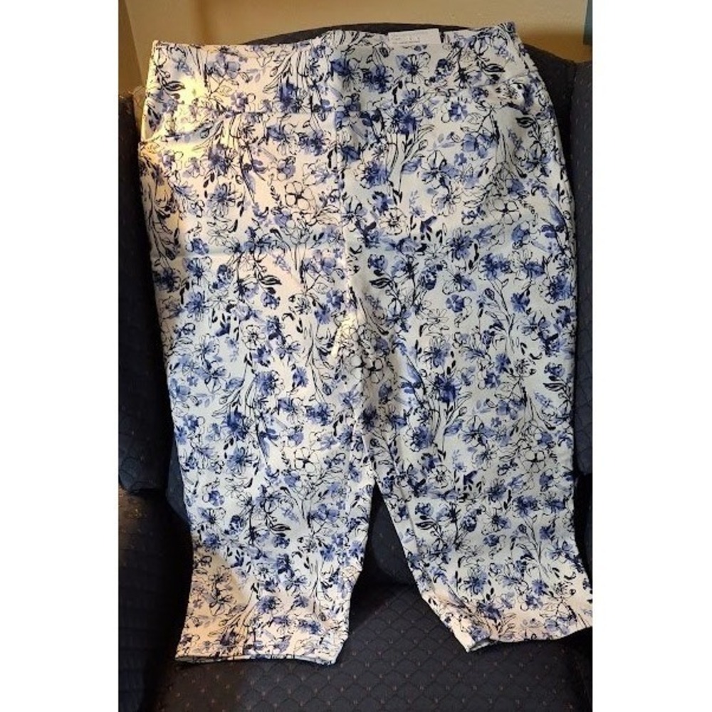 Croft & Barrow Womens 12P Blue White Floral Effortless Stretch Mid-Rise Capris